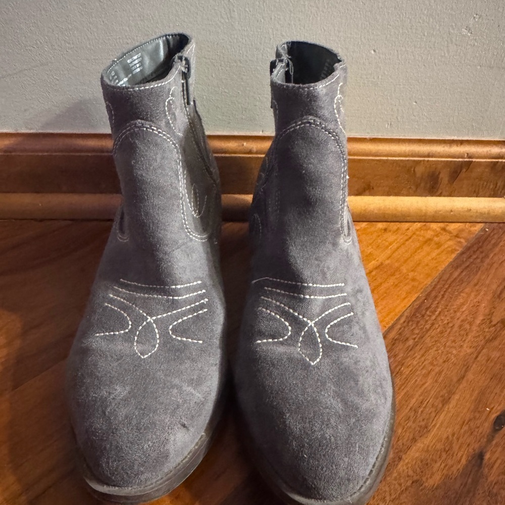 Kohl's Gray Suede Ankle Booties